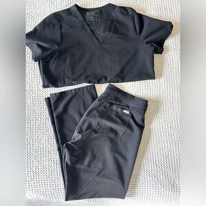 FIGS black scrub set